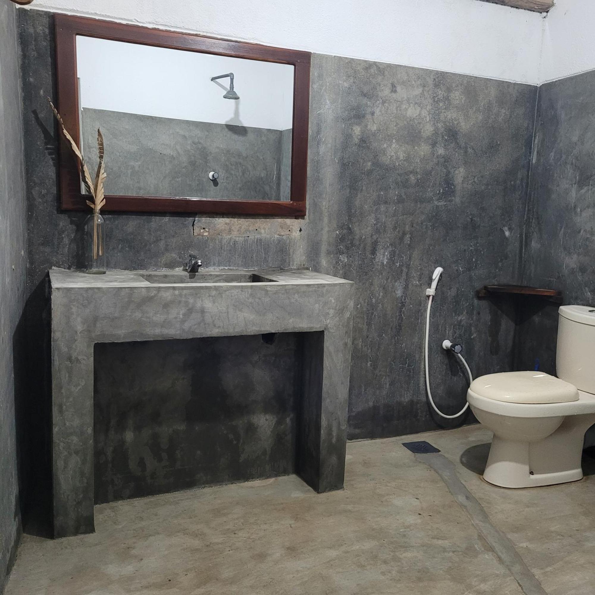Agra Arugambay آروغام